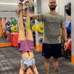 Shweta Tripathi Instagram - Did you get the message!? There is no time better than NOW to be the better version of yourself! @battatawada is counting one day at a time towards her fittest version 💪🏼 #onedayatatime #fittest #version #battatawada #stronggirl #handstandpushups #toes2bar #burpees #consistencyiskey #instagramreelsindia #reelvideos #getfitbytridev #niceandeasybytridev #harharmahadev