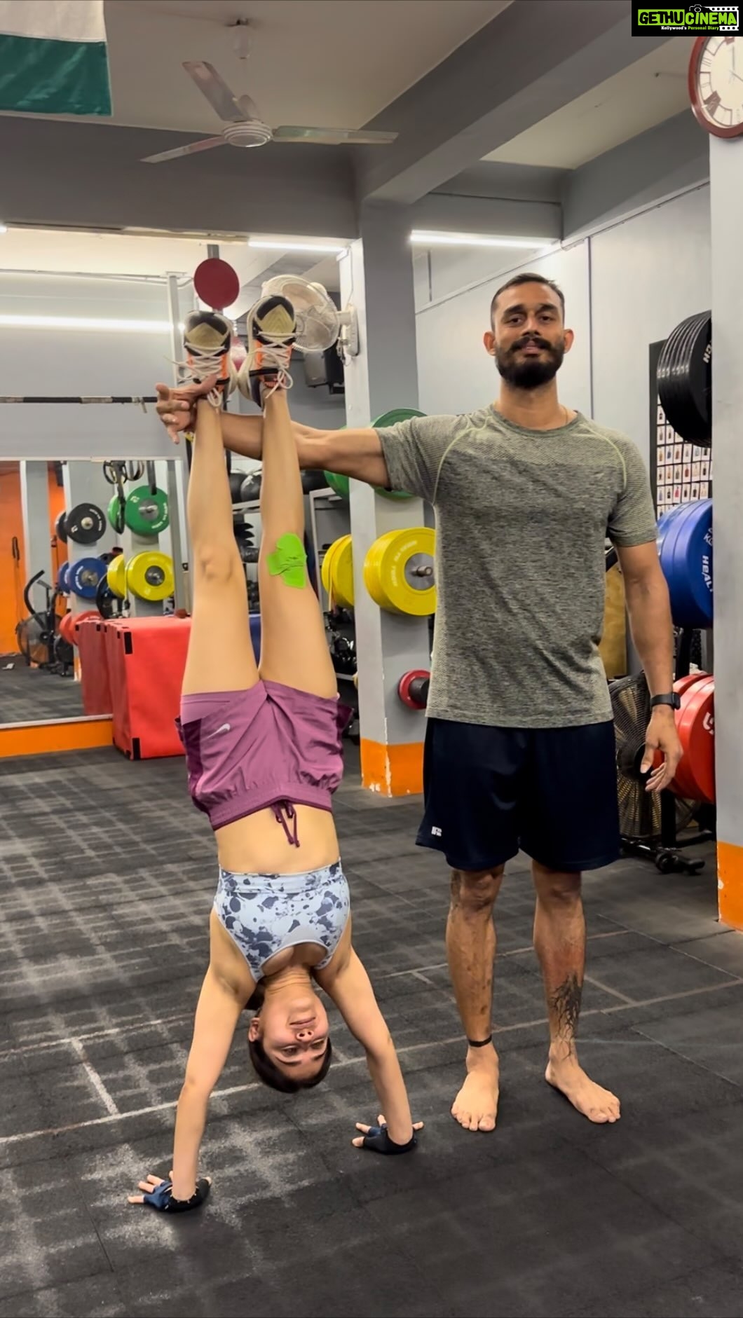 Shweta Tripathi Instagram - Did you get the message!? There is no time better than NOW to be the better version of yourself! @battatawada is counting one day at a time towards her fittest version šŖš¼ #onedayatatime #fittest #version #battatawada #stronggirl #handstandpushups #toes2bar #burpees #consistencyiskey #instagramreelsindia #reelvideos #getfitbytridev #niceandeasybytridev #harharmahadev