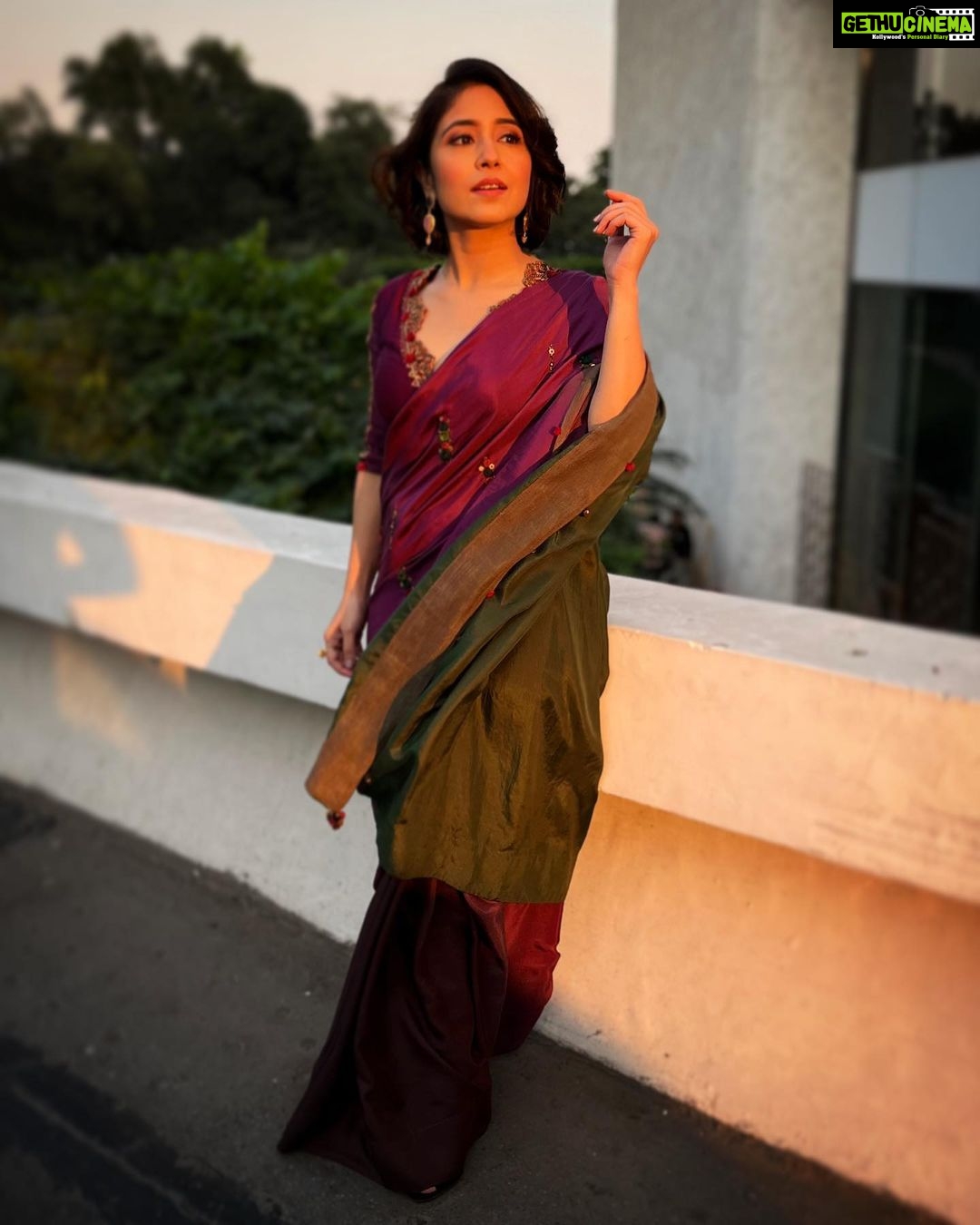 Shweta Tripathi Instagram - Jamuni sundari..making most of the magic hour✨⛅️ Wearing @medha.in @aulerthofficial Styled by @purplerhapsody MUA @makeupbypoojagosain Hair @hairofy_ For CII-Big Picture Summit 2022 @followcii #BattataStyleFiles #SareeSundari