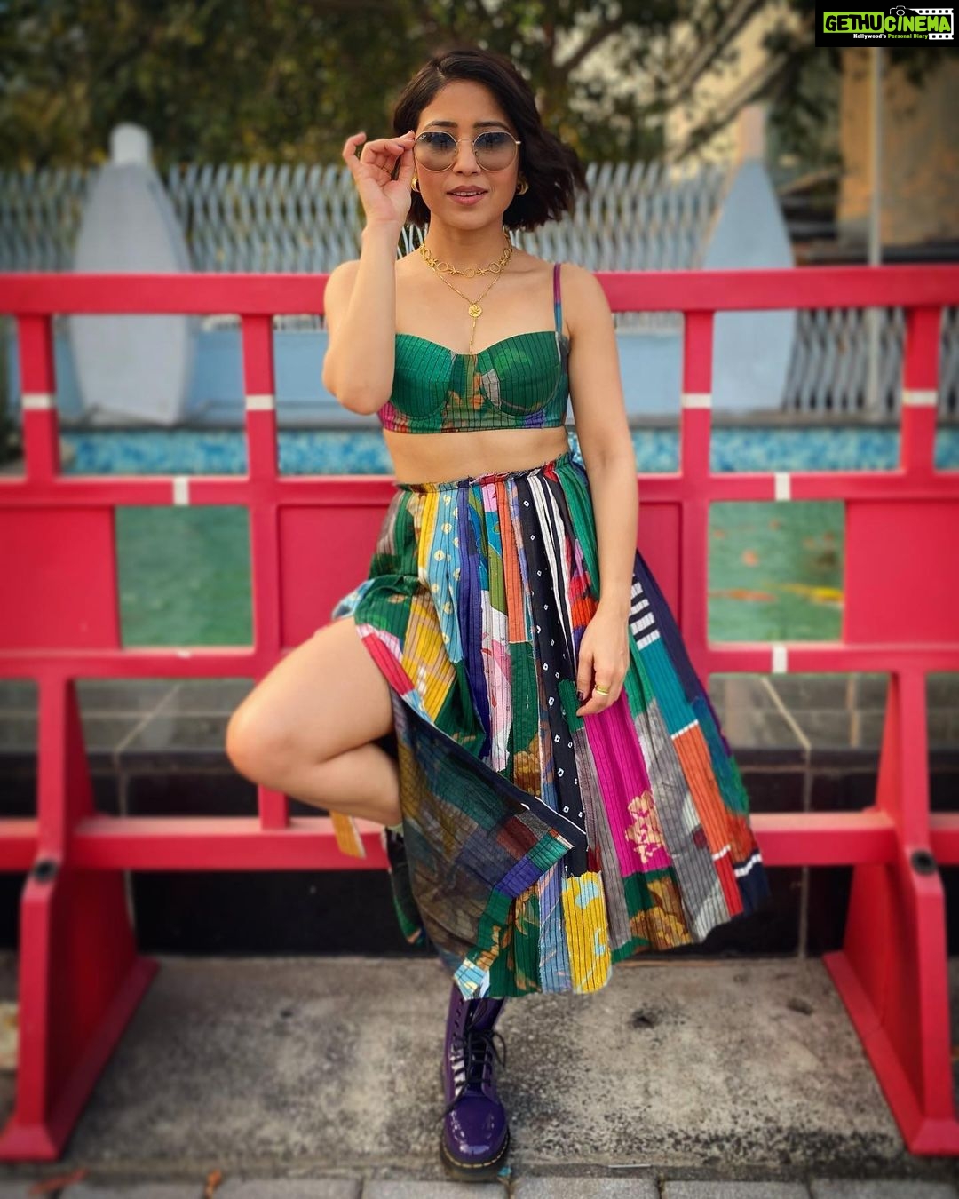 Shweta Tripathi Instagram - Pehli baar itney saare logon ke saath apna π share kiya. Bahut accha laga :)) Thank you @spokenfest for making me a part of your family π€π€ Also biiig shout out to my girls who made sure I felt πβ¨ cause tummy mein tou π¦ ka playground tha! Thank you @purplerhapsody @krisann.figueiredo.mua @monica_nim @makeupbyvirja @priyamittal23 π«ΆπΌ #BattataStyleFiles #SustainableSundari