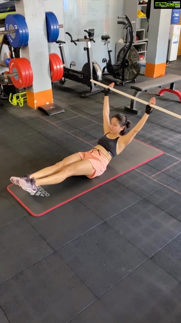 Shweta Tripathi Instagram - Patience, consistency & self-belief are 3 key ingredients to being a rockstar and SMASHING every workout you set your mind to. π€ Well done, @battatawada π― #fitnessjourney #niceandeasy #workouts #tridevpandey #rockstar #strongwomen #wod #harharmahadev #onlinetraining #personaltraining #feature #explore #trendingaudio #mumbai #power #exercise Mumbai, Maharashtra