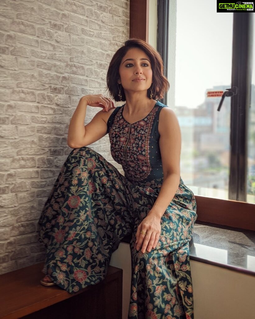 Shweta Tripathi Instagram - Soooo! Do you all know what you are going to wear this Diwali? 🪔💥 Well I do! As usual I have glammed up in Melange from Lifestyle for yet another festive season. Its comfy, stunning and my one true love for all things ethnic. Shop the prettiest collection from your nearest Lifestyle store or shop online at lifestylestores.com. @LifestyleStores #FestiveWear #StyleUpwithLifestyle #StyleUp #GlamUp #EthnicWear