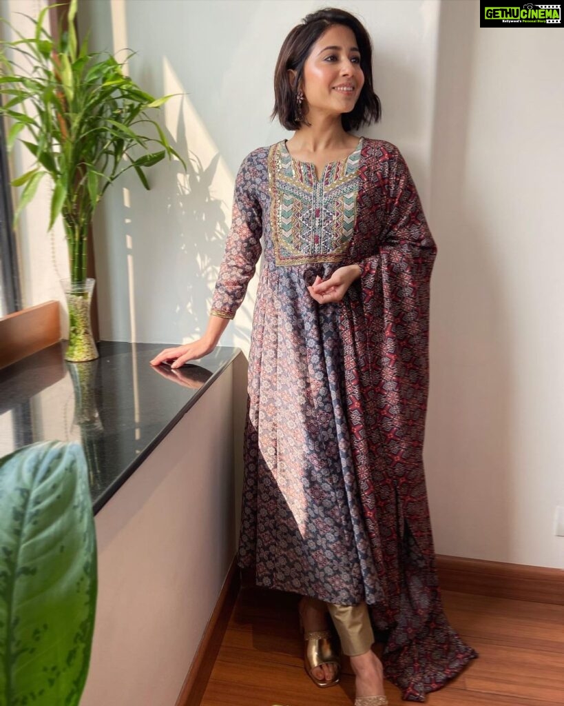 Shweta Tripathi Instagram - Looking for a glam outfit this Diwali?💥 Then head to @lifestylestores! I am so glad that I did. They have a stunning collection of ethnic wear in Melange which is sure to make you go 😍 Be a stunner this Diwali in Melange by Lifestyle 🪔✨ #Lifestyle #StyleUpWithLifestyle #Melange #Diwali #FestiveFashion