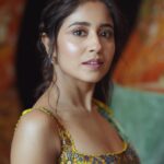 Shweta Tripathi Instagram – Battata banni pataka 💥 
Swipe to ☺️

Wearing: @sonamluthria @curiocottagejewelry @diariesofnomad @aprajitatoorofficial
📸 @harshjanii 
Styled by @purplerhapsody 
MUA: @nisha.karna 
Hair: @foram_gotecha 
Style team: @monica_nim 

#BattataStyleFiles #SareeSundari