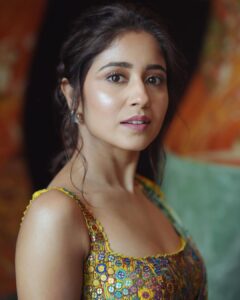 Shweta Tripathi Instagram - Battata banni pataka 💥 
Swipe to ☺️

Wearing: @sonamluthria @curiocottagejewelry @diariesofnomad @aprajitatoorofficial
📸 @harshjanii 
Styled by @purplerhapsody 
MUA: @nisha.karna 
Hair: @foram_gotecha 
Style team: @monica_nim 

#BattataStyleFiles #SareeSundari