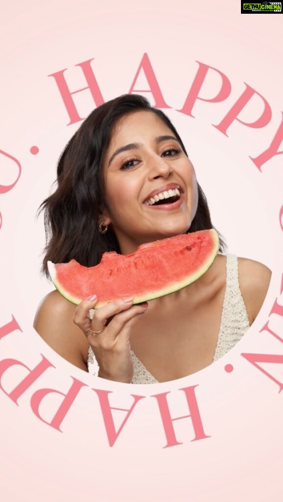 Shweta Tripathi Instagram - People usually ask me what's the secret to my glowing skin. Well, it's me cherishing little things and being happy beacuse when you're happy and healthy on the inside, you're radiant on the outside 🌸✨ As you touch your mid-20s, the collagen levels in your body drop by 1% every year, causing early signs of ageing like wrinkles and fine lines. But we know ageing is a natural process and there's no skip button to it and that is why, I don't stress about it rather, I enjoy every moment as much as I can 🤸🏽‍♂️ Formulated with Patented Titagen Collagen Peptides and skin-nourishing ingredients like biotin, vitamin C and vitamin E, HK Vitals Skin Radiance Collagen slows down ageing, reduce wrinkle and gives me a healthier & happier skin! 🍑 Happy You. Happy Skin. Happy Skin. Happy You. #ad #HappySkinHappyYou #hkvitals #Happyyouhappyskin #happiness #realcollagenrealme #healthkart #Everdaybetter #Collagen #MarineCollagen #HappyYou #StayHappy #Skincareroutine