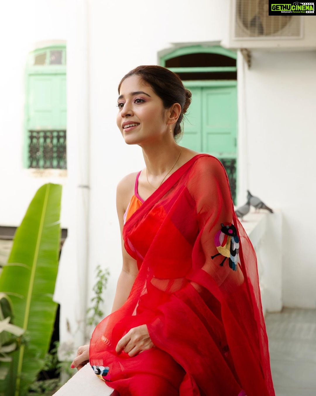 Shweta Tripathi Instagram - Laallalala loolloloo leeleee.. Just typing anything here to see if anyone still reads captions 🙃 Leave a 🌹 you your comment if you actually do 🤪 📸 @kirtivirmani8 Wearing @peeli.dori MUA @goshgaurav Styling @prernarang
