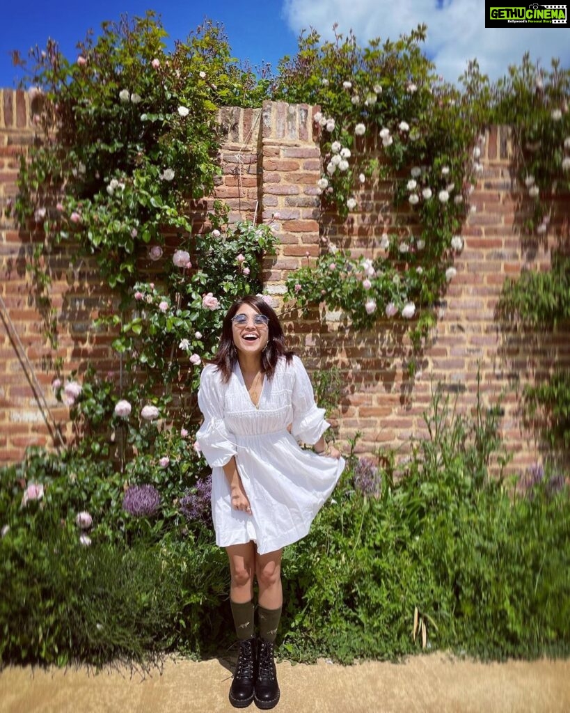 Shweta Tripathi Instagram - Travel, travel, travel..near and far. As much as you can. Planned unplanned. With a 🎒 or with a 🧳 Because travel heals the soul and makes it glow 🤍✨ Already thinking..ab next kahan!? Wearing @ogaanmarket @azgaofficial #TataBattata The Cotswolds