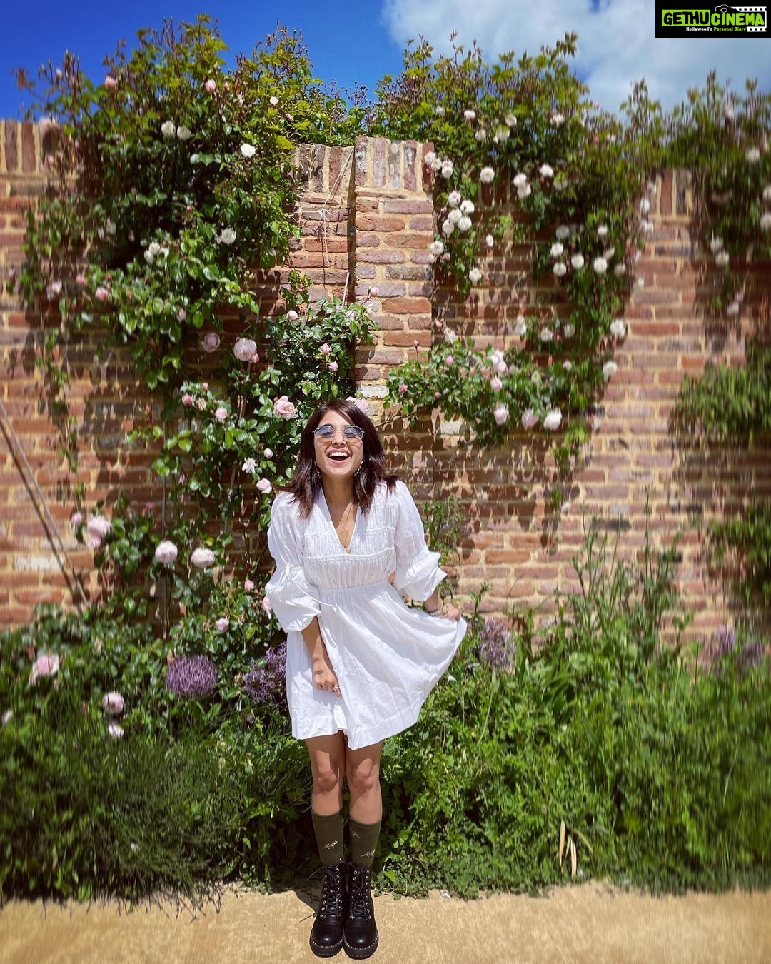 Shweta Tripathi Instagram - Travel, travel, travel..near and far. As much as you can. Planned unplanned. With a π or with a π§³ Because travel heals the soul and makes it glow π€β¨ Already thinking..ab next kahan!? Wearing @ogaanmarket @azgaofficial #TataBattata The Cotswolds