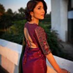 Shweta Tripathi Instagram - Jamuni sundari..making most of the magic hour✨⛅️ Wearing @medha.in @aulerthofficial Styled by @purplerhapsody MUA @makeupbypoojagosain Hair @hairofy_ For CII-Big Picture Summit 2022 @followcii #BattataStyleFiles #SareeSundari
