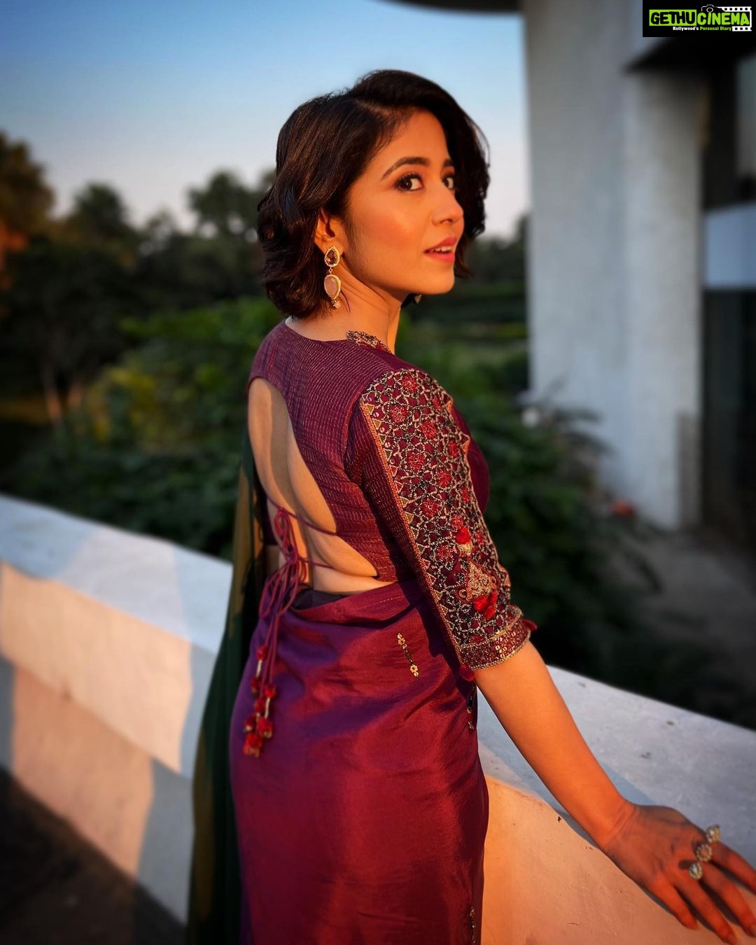 Shweta Tripathi Instagram - Jamuni sundari..making most of the magic hour✨⛅️ Wearing @medha.in @aulerthofficial Styled by @purplerhapsody MUA @makeupbypoojagosain Hair @hairofy_ For CII-Big Picture Summit 2022 @followcii #BattataStyleFiles #SareeSundari