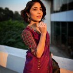 Shweta Tripathi Instagram - Jamuni sundari..making most of the magic hour✨⛅️ Wearing @medha.in @aulerthofficial Styled by @purplerhapsody MUA @makeupbypoojagosain Hair @hairofy_ For CII-Big Picture Summit 2022 @followcii #BattataStyleFiles #SareeSundari
