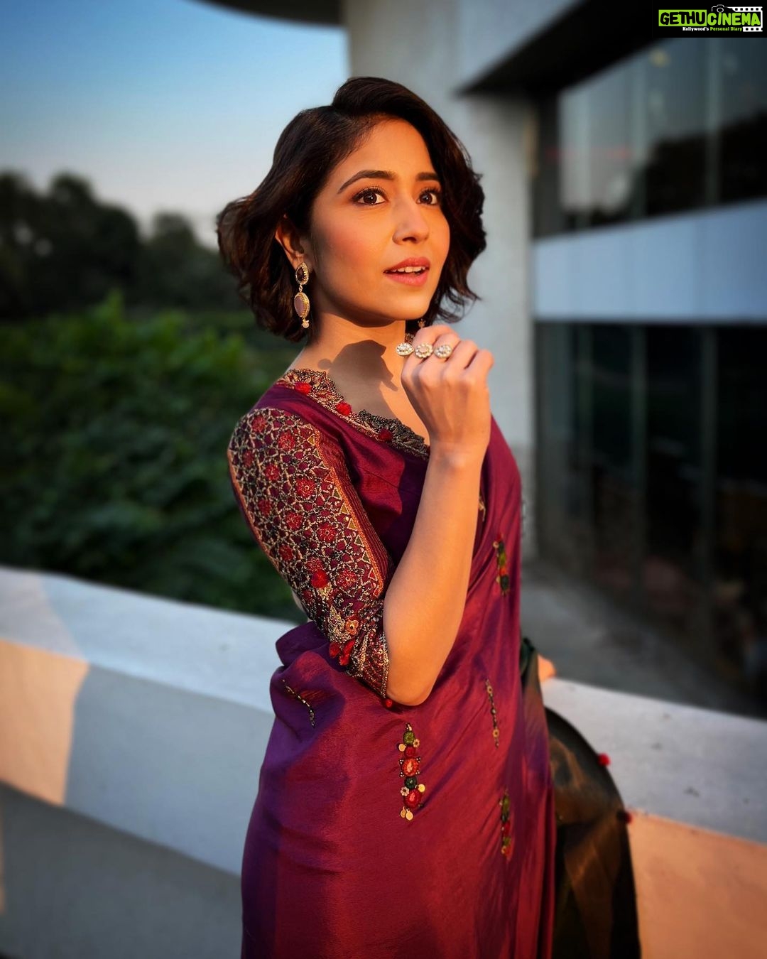 Shweta Tripathi Instagram - Jamuni sundari..making most of the magic hour✨⛅️ Wearing @medha.in @aulerthofficial Styled by @purplerhapsody MUA @makeupbypoojagosain Hair @hairofy_ For CII-Big Picture Summit 2022 @followcii #BattataStyleFiles #SareeSundari