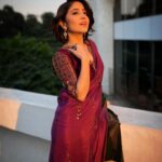 Shweta Tripathi Instagram - Jamuni sundari..making most of the magic hour✨⛅️ Wearing @medha.in @aulerthofficial Styled by @purplerhapsody MUA @makeupbypoojagosain Hair @hairofy_ For CII-Big Picture Summit 2022 @followcii #BattataStyleFiles #SareeSundari
