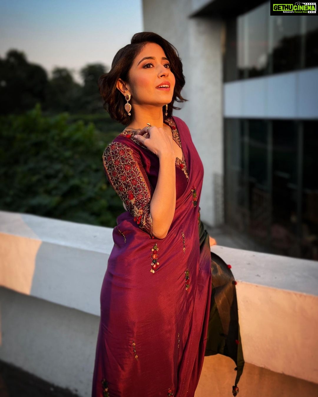 Shweta Tripathi Instagram - Jamuni sundari..making most of the magic hour✨⛅️ Wearing @medha.in @aulerthofficial Styled by @purplerhapsody MUA @makeupbypoojagosain Hair @hairofy_ For CII-Big Picture Summit 2022 @followcii #BattataStyleFiles #SareeSundari