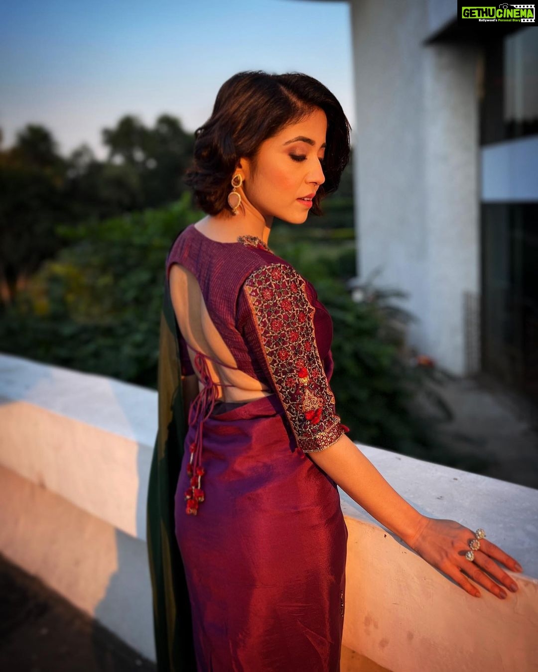 Shweta Tripathi Instagram - Jamuni sundari..making most of the magic hour✨⛅️ Wearing @medha.in @aulerthofficial Styled by @purplerhapsody MUA @makeupbypoojagosain Hair @hairofy_ For CII-Big Picture Summit 2022 @followcii #BattataStyleFiles #SareeSundari