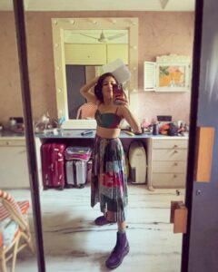 Shweta Tripathi Instagram - Pehli baar itney saare logon ke saath apna 💛 share kiya. Bahut accha laga :)) Thank you @spokenfest for making me a part of your family 🤗🤗 Also biiig shout out to my girls who made sure I felt 😎✨ cause tummy mein tou 🦋 ka playground tha! Thank you @purplerhapsody @krisann.figueiredo.mua @monica_nim @makeupbyvirja @priyamittal23 🫶🏼 #BattataStyleFiles #SustainableSundari