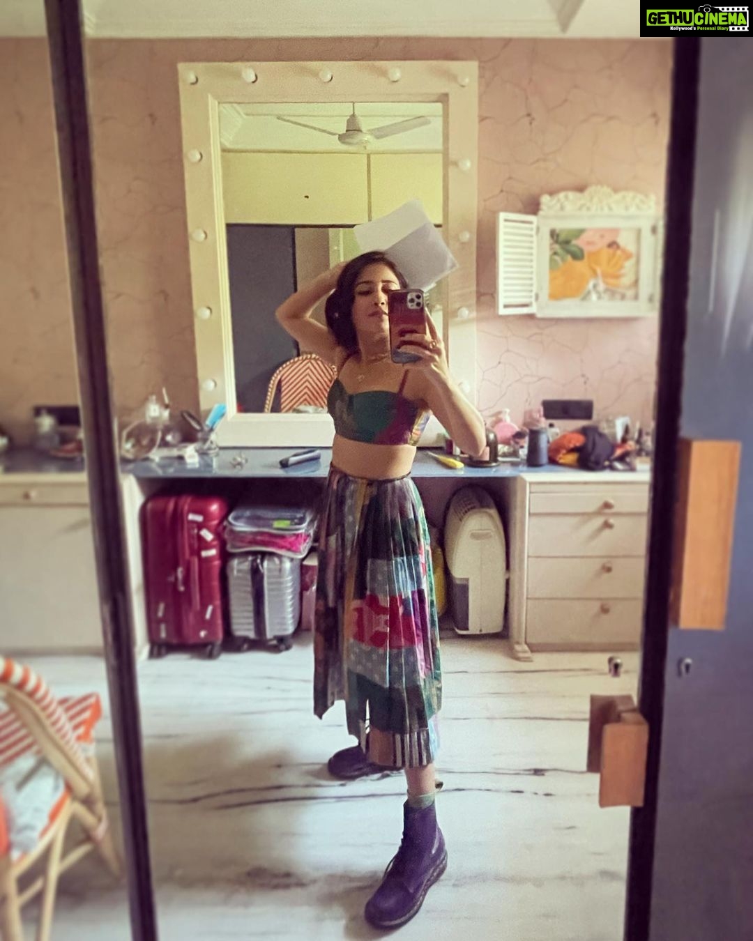Shweta Tripathi Instagram - Pehli baar itney saare logon ke saath apna π share kiya. Bahut accha laga :)) Thank you @spokenfest for making me a part of your family π€π€ Also biiig shout out to my girls who made sure I felt πβ¨ cause tummy mein tou π¦ ka playground tha! Thank you @purplerhapsody @krisann.figueiredo.mua @monica_nim @makeupbyvirja @priyamittal23 π«ΆπΌ #BattataStyleFiles #SustainableSundari