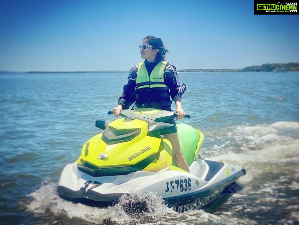 Shweta Tripathi Instagram - One of the best experiences I had- The Jet Ski Safari! Full Dhoom 😎 feels 🌊 mein!! We headed North for a good 20 km (60-70 ki speed mein) weaving our way up past islands, beaches, sandbars and through mangroves where we then stoped at a tropical bar on South Stradbroke Island for 🍻 before turning back to ride the 20 km home. Can’t wait to do it again! #TataBattata #SeeAustralia #JetSkiSafari 🇦🇺 Queensland Main Beach