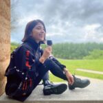 Shweta Tripathi Instagram – If you are happy and you know it, jump in the air, jump jump! And that’s exactly what we did after being silly on Puffing Billy. 
One of the best meals and views I’ve had @_tarrawarra_ 🍷✨ with the cutest host @thecuriouscass 🥰 

Wearing @shahinmannan @londonrag_in & @oliviadar 

#SeeAustralia #Vineyard #TataBattata Tarrawarra Vineyard