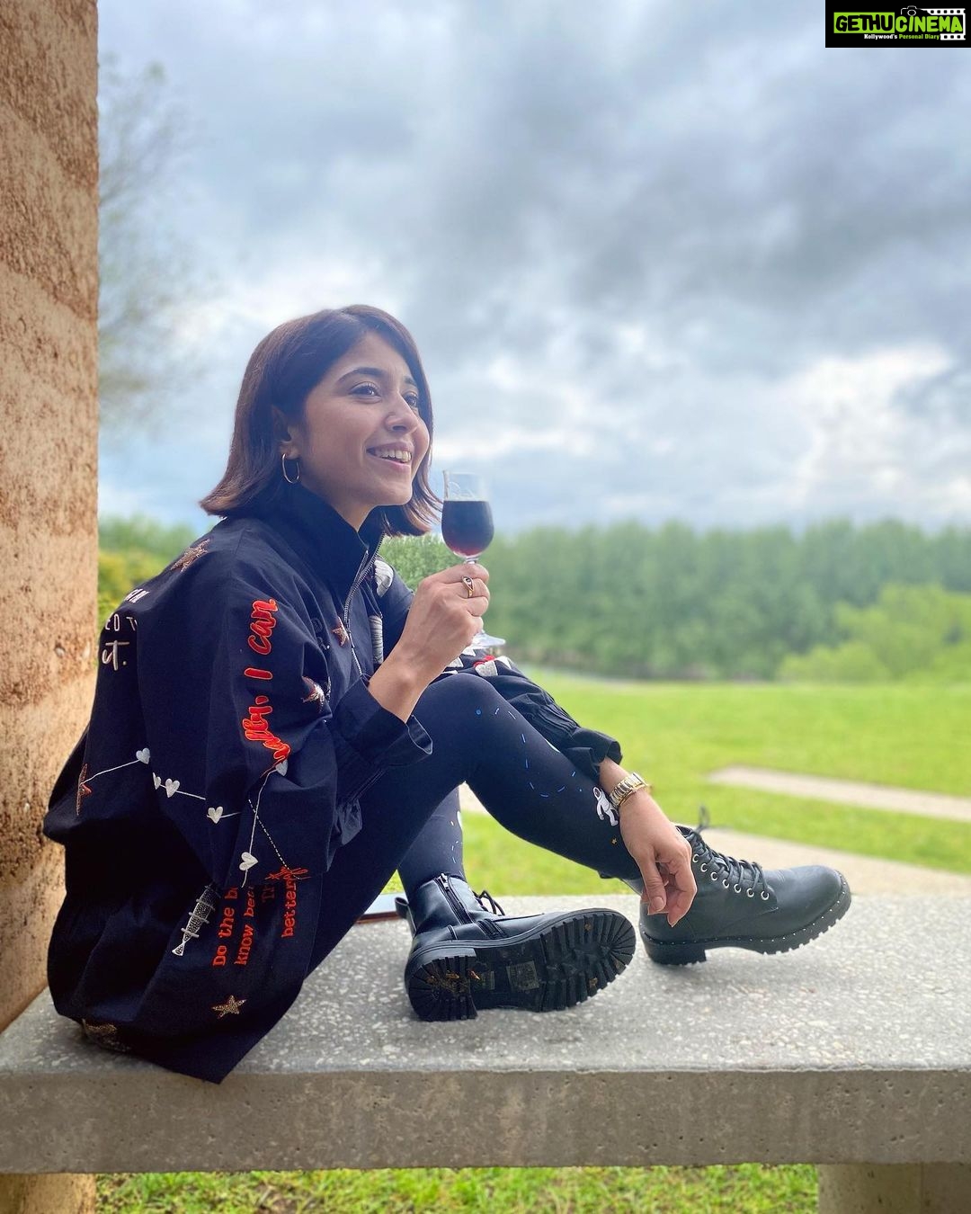 Shweta Tripathi Instagram - If you are happy and you know it, jump in the air, jump jump! And that’s exactly what we did after being silly on Puffing Billy. One of the best meals and views I’ve had @_tarrawarra_ 🍷✨ with the cutest host @thecuriouscass 🥰 Wearing @shahinmannan @londonrag_in & @oliviadar #SeeAustralia #Vineyard #TataBattata Tarrawarra Vineyard