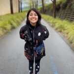 Shweta Tripathi Instagram – If you are happy and you know it, jump in the air, jump jump! And that’s exactly what we did after being silly on Puffing Billy. 
One of the best meals and views I’ve had @_tarrawarra_ 🍷✨ with the cutest host @thecuriouscass 🥰 

Wearing @shahinmannan @londonrag_in & @oliviadar 

#SeeAustralia #Vineyard #TataBattata Tarrawarra Vineyard