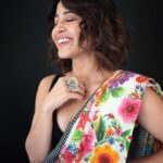 Shweta Tripathi Instagram - Nayee picture release hoi hai. Dekhiye and bataiye? ❣️🍿 📸 @palashsverma Wearing @ilovepero @goldenwindow @ishhaara @aprajitatoorofficial Styled by @purplerhapsody Beauty @krisann.figueiredo.mua Mane @makeupbyvirja Style team @monica_nim #KanjoosMakhichoos #Promotions #SustainableSundari #Zee5