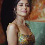 Shweta Tripathi Instagram – Battata banni pataka 💥 
Swipe to ☺️

Wearing: @sonamluthria @curiocottagejewelry @diariesofnomad @aprajitatoorofficial
📸 @harshjanii 
Styled by @purplerhapsody 
MUA: @nisha.karna 
Hair: @foram_gotecha 
Style team: @monica_nim 

#BattataStyleFiles #SareeSundari