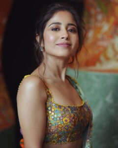 Shweta Tripathi Instagram - Battata banni pataka 💥 
Swipe to ☺️

Wearing: @sonamluthria @curiocottagejewelry @diariesofnomad @aprajitatoorofficial
📸 @harshjanii 
Styled by @purplerhapsody 
MUA: @nisha.karna 
Hair: @foram_gotecha 
Style team: @monica_nim 

#BattataStyleFiles #SareeSundari