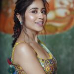 Shweta Tripathi Instagram – Battata banni pataka 💥 
Swipe to ☺️

Wearing: @sonamluthria @curiocottagejewelry @diariesofnomad @aprajitatoorofficial
📸 @harshjanii 
Styled by @purplerhapsody 
MUA: @nisha.karna 
Hair: @foram_gotecha 
Style team: @monica_nim 

#BattataStyleFiles #SareeSundari