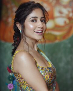 Shweta Tripathi Instagram - Battata banni pataka 💥 
Swipe to ☺️

Wearing: @sonamluthria @curiocottagejewelry @diariesofnomad @aprajitatoorofficial
📸 @harshjanii 
Styled by @purplerhapsody 
MUA: @nisha.karna 
Hair: @foram_gotecha 
Style team: @monica_nim 

#BattataStyleFiles #SareeSundari