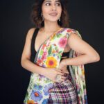 Shweta Tripathi Instagram – Channelling my inner Gud(i) on Gudi Padwa 🙏🏼💫

📸 @palashsverma 
Wearing @ilovepero @goldenwindow @ishhaara @aprajitatoorofficial 
Styled by @purplerhapsody 
Beauty @krisann.figueiredo.mua
Mane @makeupbyvirja
Style team @monica_nim 

#KanjoosMakhichoos #Promotions #SustainableSundari