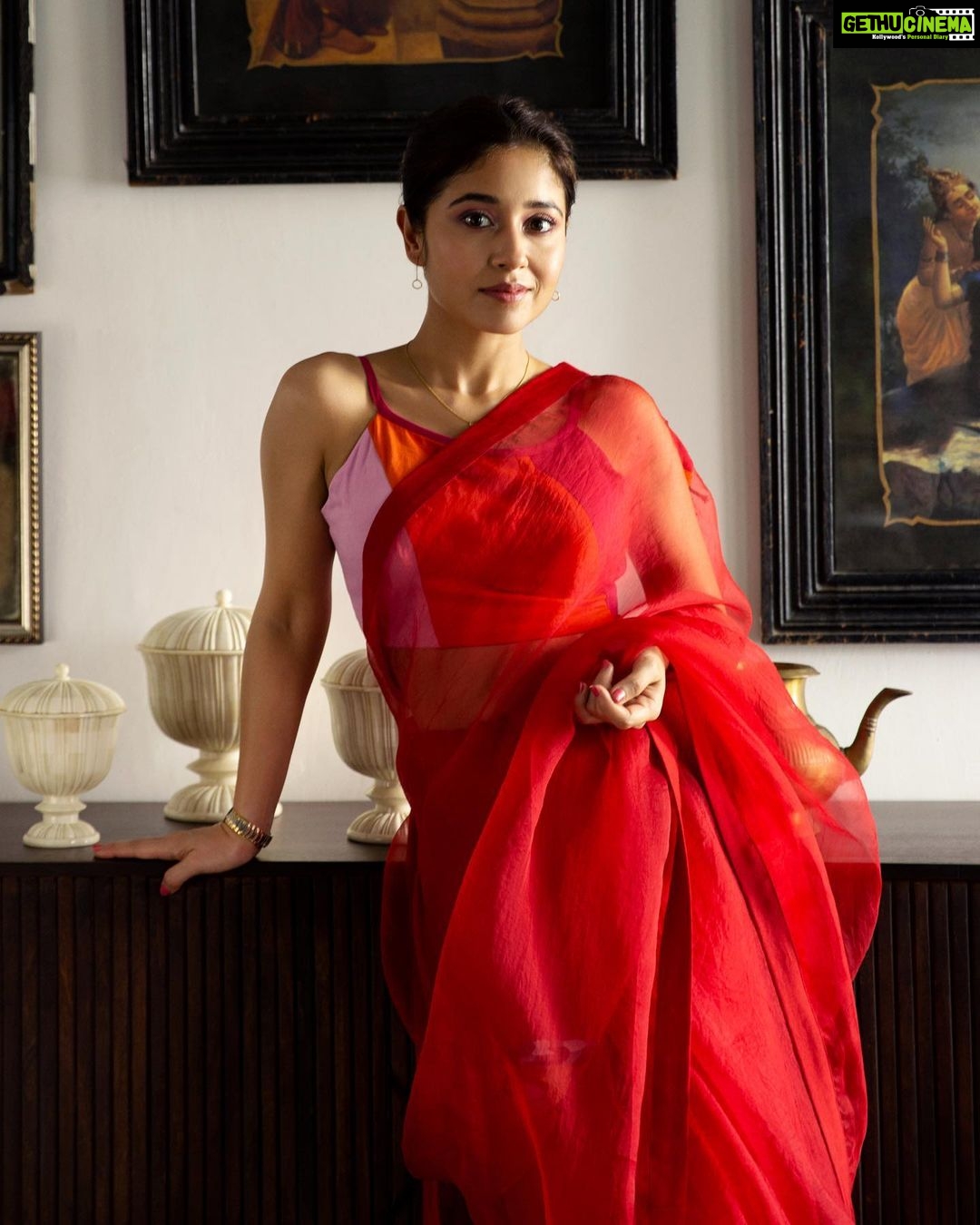 Shweta Tripathi Instagram - Laallalala loolloloo leeleee.. Just typing anything here to see if anyone still reads captions π Leave a πΉ you your comment if you actually do π€ͺ πΈ @kirtivirmani8 Wearing @peeli.dori MUA @goshgaurav Styling @prernarang