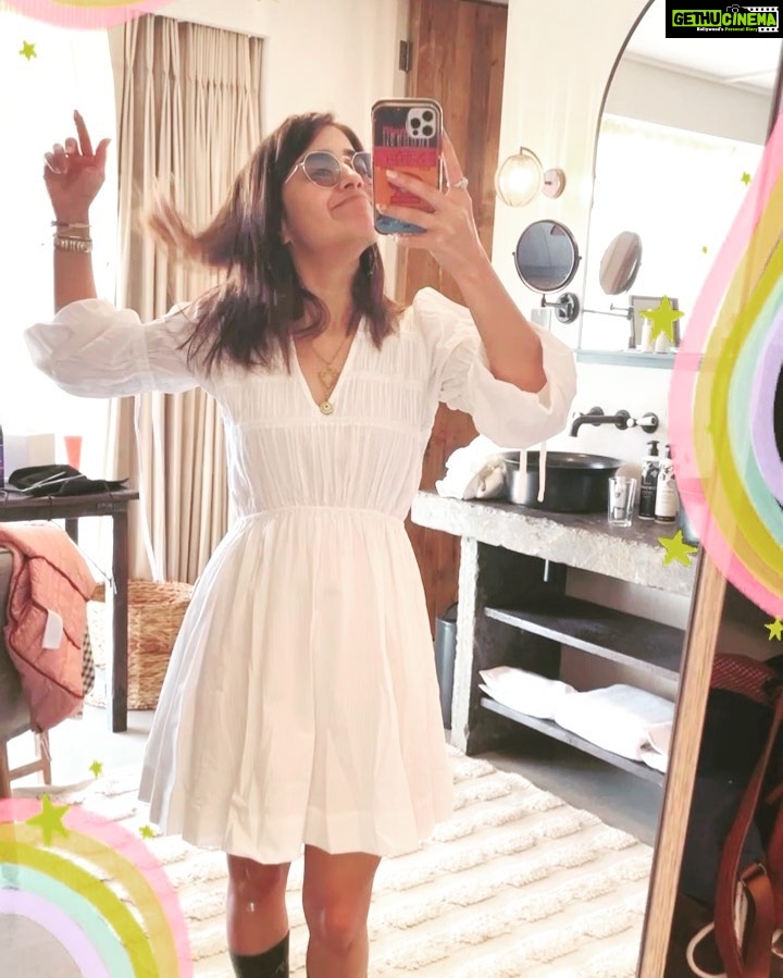 Shweta Tripathi Instagram - Travel, travel, travel..near and far. As much as you can. Planned unplanned. With a π or with a π§³ Because travel heals the soul and makes it glow π€β¨ Already thinking..ab next kahan!? Wearing @ogaanmarket @azgaofficial #TataBattata The Cotswolds