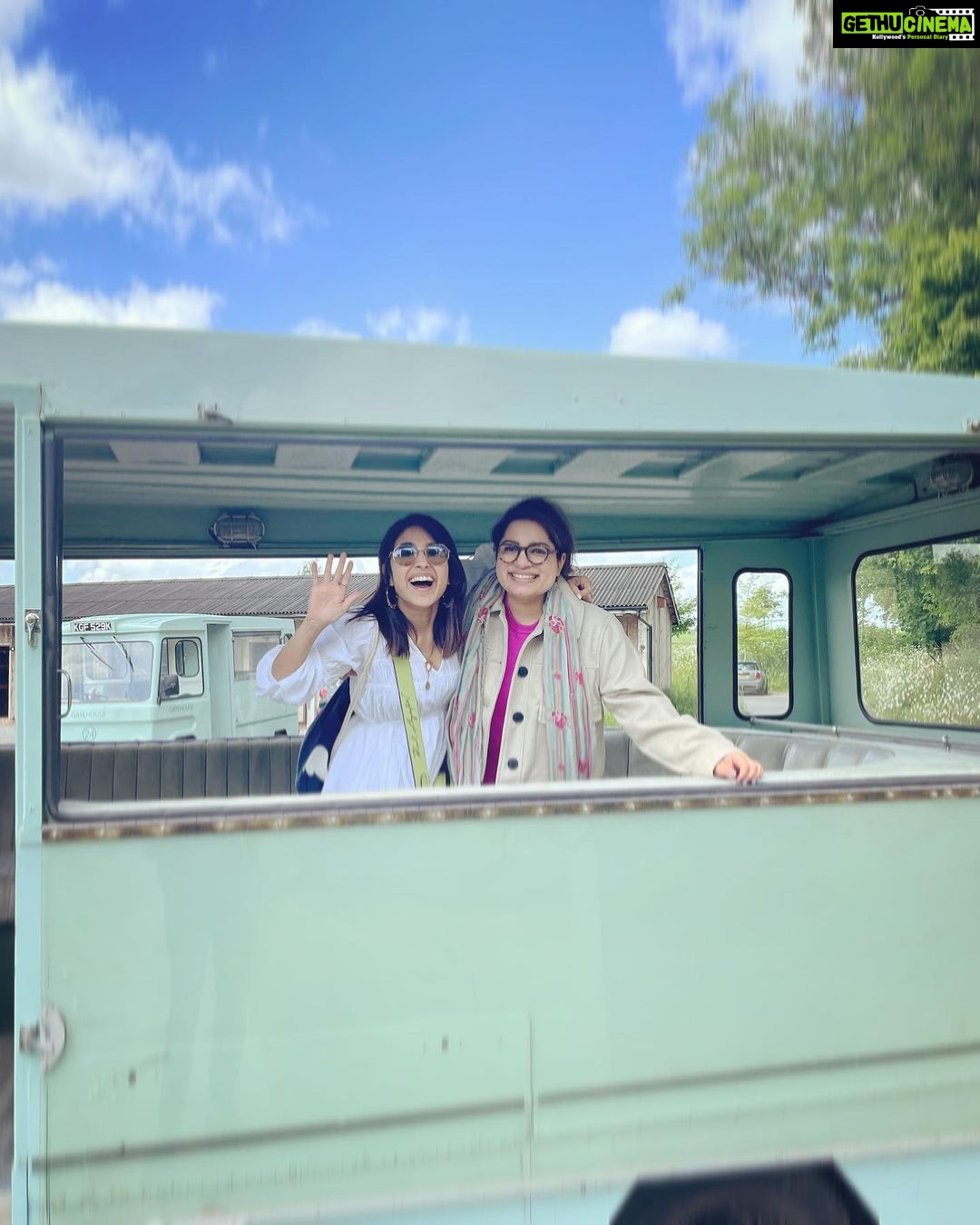 Shweta Tripathi Instagram - Travel, travel, travel..near and far. As much as you can. Planned unplanned. With a π or with a π§³ Because travel heals the soul and makes it glow π€β¨ Already thinking..ab next kahan!? Wearing @ogaanmarket @azgaofficial #TataBattata The Cotswolds