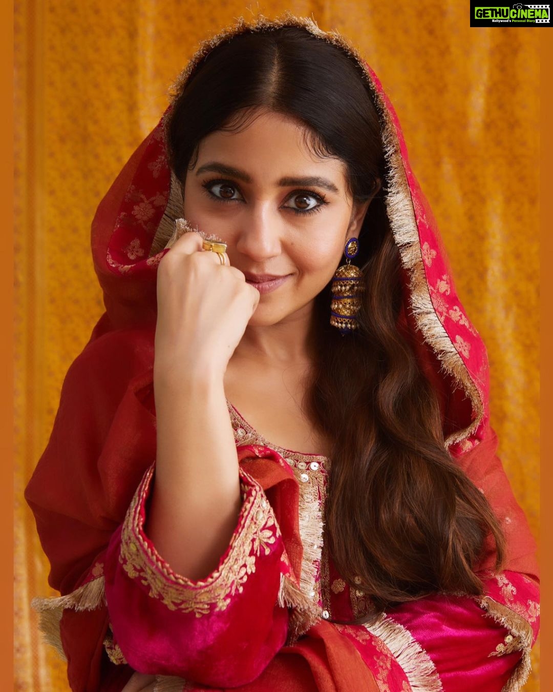 Shweta Tripathi Instagram - वो चेहरा किताबी रहा सामने बड़ी ख़ूबसूरत पढ़ाई हुई✨ -बशीर बद्र 📸 @kopp_foto Wearing @heenakochharofficial Styled by @purplerhapsody Beauty & mane @krisann.figueiredo.mua Style team @monica_nim #STStyle