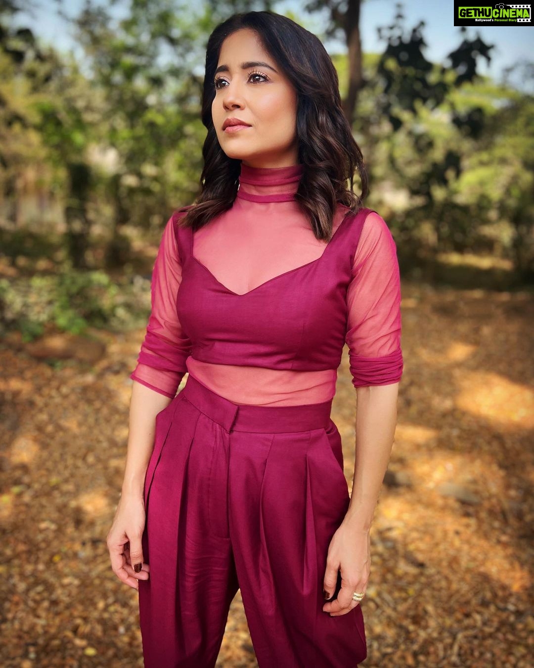 Shweta Tripathi Instagram - ๐ง in the โ๏ธ ๐ธ by @nisha.karna Styled by @purplerhapsody Make-up by @nisha.karna Hair @mehvish.majithia Wearing: @dramebaaz_by_rikita @equiivalence Style team: @monica_nim #BarbaraGordon #BatmanEkChakravyuh #BatmanUnburied @dcasia.official @spotifyindia #BattataStyleFiles