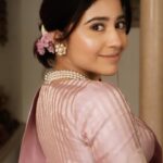 Shweta Tripathi Instagram - Sweet Battata✨ Wearing: @shantibanaras Jewellery: my mother in law’s Styled by @who_wore_what_when Beauty: @nisha.karna Mane: @akshataa.mani 📸 @thefirstclik Beauty assisted by @shreyasisinhaa #SustainableSundari
