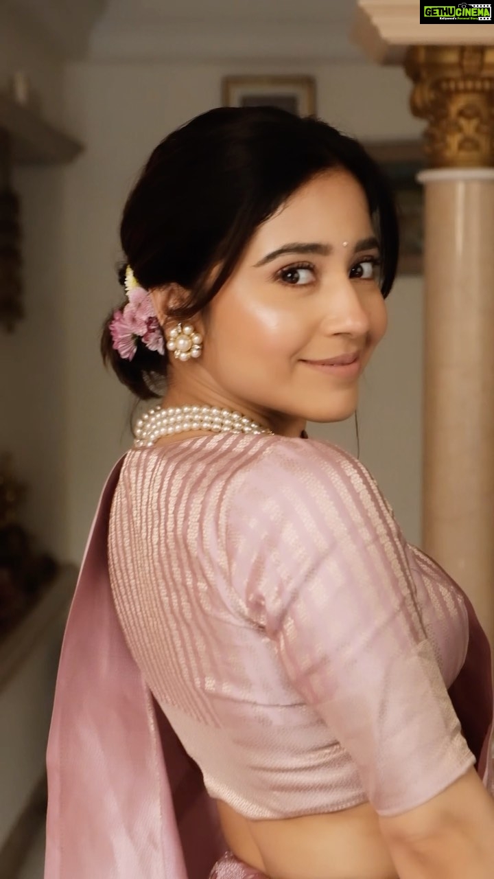 Shweta Tripathi Instagram - Sweet Battata✨ Wearing: @shantibanaras Jewellery: my mother in law’s Styled by @who_wore_what_when Beauty: @nisha.karna Mane: @akshataa.mani 📸 @thefirstclik Beauty assisted by @shreyasisinhaa #SustainableSundari
