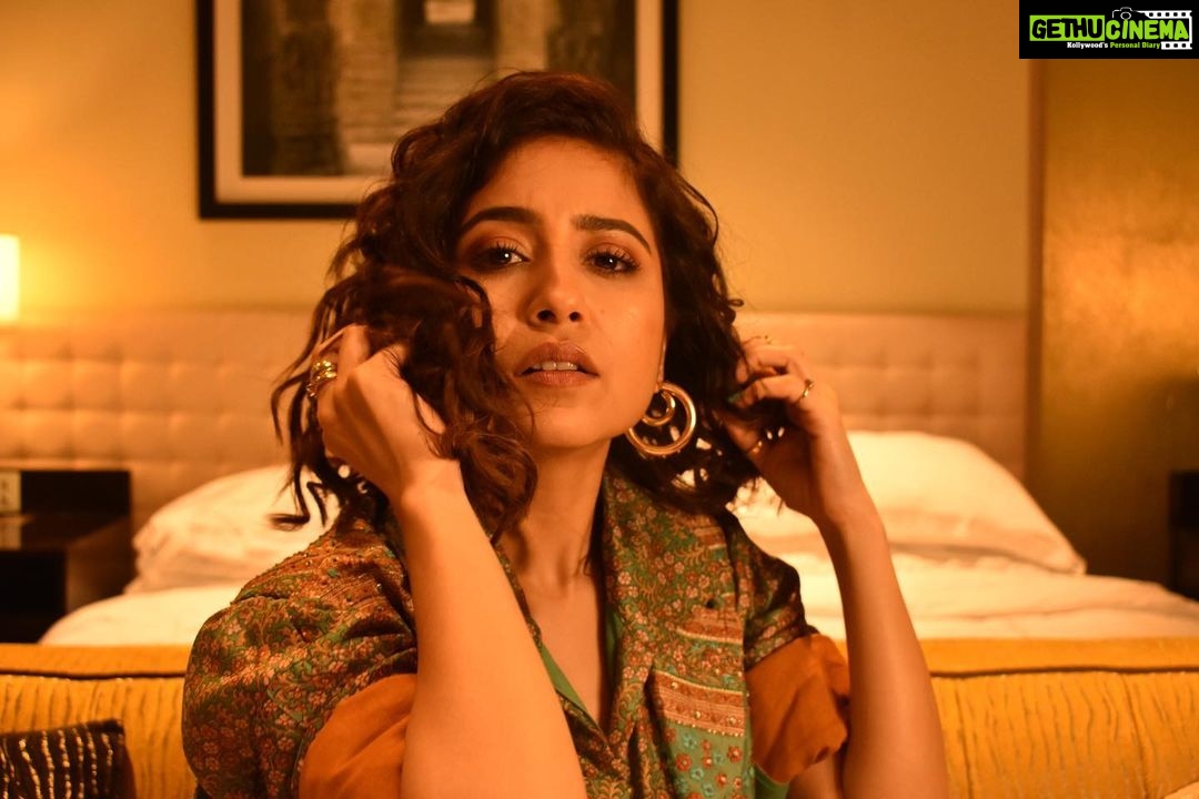 Shweta Tripathi Instagram - Let the good times rollll✨ 📸: @nuclearpasta42 Stylist: @purplerhapsody MUA: @nisha.karna Hair: @foram_gotecha Style team: @monica_nim Wearing: @refash_ @reke.nekt @refash_ @Inaya_accessories @the_loom_art @londonrag_in #SunainaSays #EscaypeLive #HotstarSpecials @one_life_studios_official @disneyplushotstar #SustainableSundari
