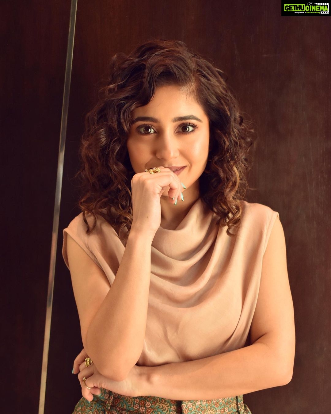 Shweta Tripathi Instagram - Let the good times rollll✨ 📸: @nuclearpasta42 Stylist: @purplerhapsody MUA: @nisha.karna Hair: @foram_gotecha Style team: @monica_nim Wearing: @refash_ @reke.nekt @refash_ @Inaya_accessories @the_loom_art #SunainaSays #EscaypeLive #HotstarSpecials @one_life_studios_official @disneyplushotstar #BattataStyleFiles #SustainableSundari