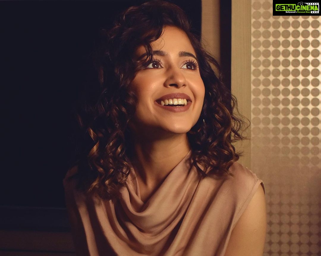 Shweta Tripathi Instagram - Let the good times rollll✨ 📸: @nuclearpasta42 Stylist: @purplerhapsody MUA: @nisha.karna Hair: @foram_gotecha Style team: @monica_nim Wearing: @refash_ @reke.nekt @Inaya_accessories @the_loom_art #SunainaSays #EscaypeLive #HotstarSpecials @one_life_studios_official @disneyplushotstar #BattataStyleFiles