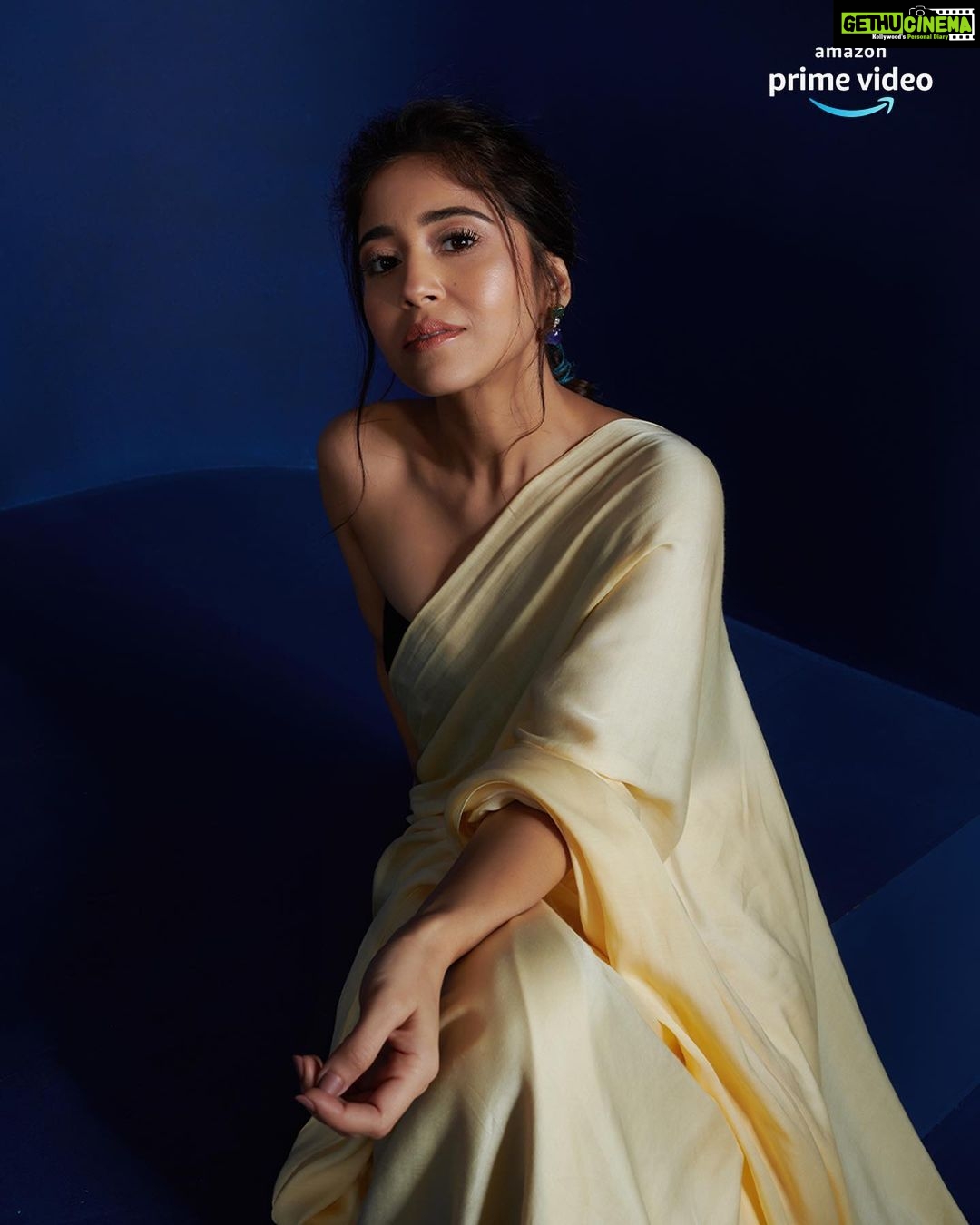 Shweta Tripathi Instagram - π€π€π @primevideoin Wearing : @arokaofficial @anmoljewellers Stylist: @purplerhapsody Style team : @monica_nim Hair : @foram_gotecha Makeup : @nisha.karna Photographer : @harshjanii #SeeWhereItTakesYou #PrimeVideoPresentsIndia #BattataStyleFiles