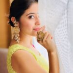 Shweta Tripathi Instagram - Chorh do curtain, zamana kya kahega! 🙃🥰 Wearing @anayah_jewellery @reliancetrends Styled by @purplerhapsody HMU @foram_gotecha 📸 @monajoshi