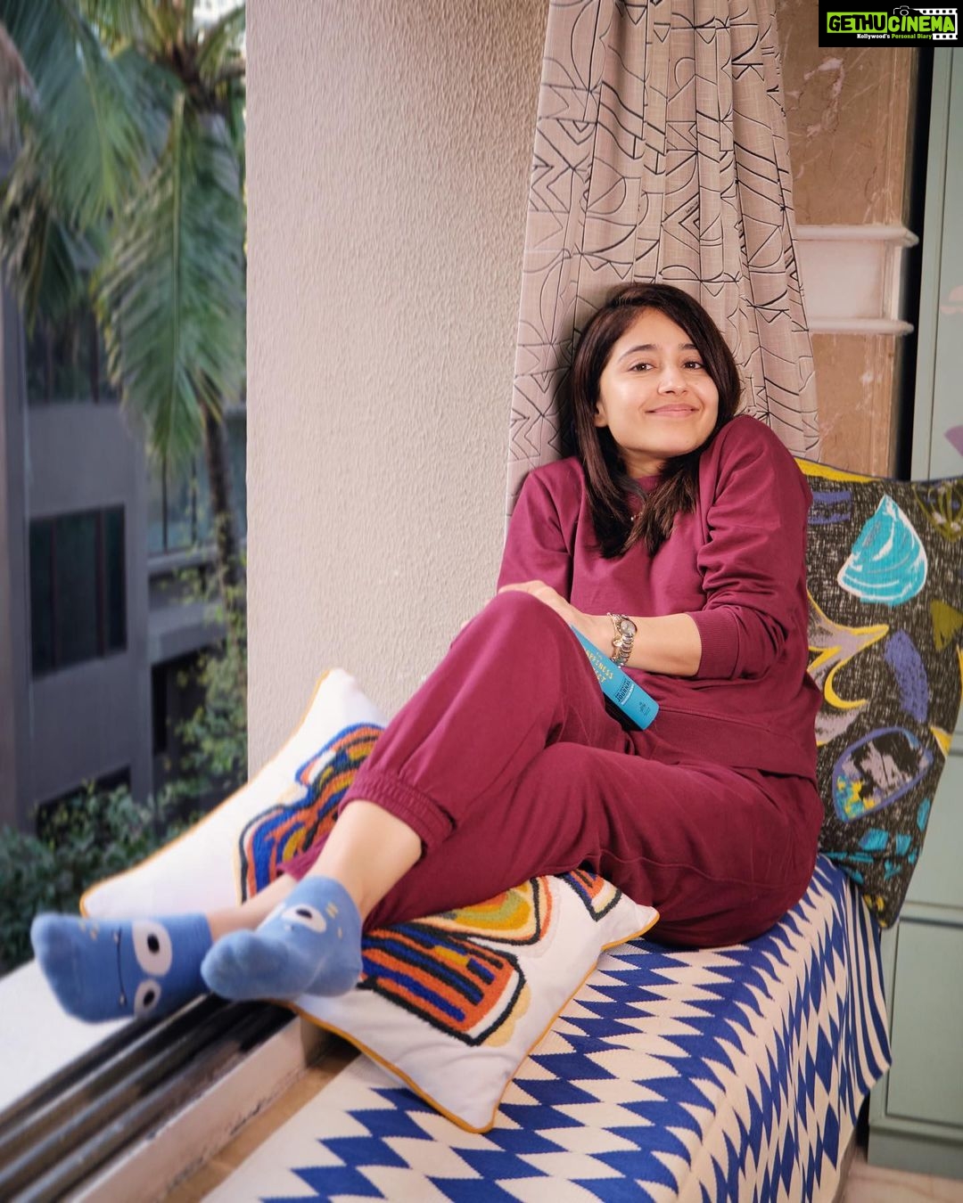 Shweta Tripathi Instagram - “Keep only those things that speak to your heart” bola @mariekondo didi ne and humne follow karna start kiya. I wanted to add a little ✨ to one of our corners and ended up doing the entire room 🙃 andddd I couldn’t be happier! @freedomtreehome sprinkled 🥰🤩🥳 all over 💚 (love their quality and designs) and @orchestratedchambers made it all fall into place! Surround yourself with joy and you’ll find a happier you 🌻 #MyHappyCorner #FreedomTree #FTTribe #HomeDecor