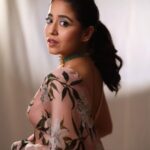 Shweta Tripathi Instagram – Palat? 🌝

📸 @sohillalani_ 
Wearing @printsbyradhika @ethnicandaz @mortantra 
Styled by @taniafadte 
MUA @nisha.karna 
Hair @mehvish.majithia 

#SareeLove #YKKA #Promotions #Netflix
