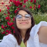Shweta Tripathi Instagram - Trying to blend in 🌻🌹🌸 Wearing @ogaanmarket @azgaofficial #TataBattata Cotswolds, England
