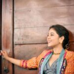 Shweta Tripathi Instagram – 🧀✨

📸: @nuclearpasta42
Stylist: @purplerhapsody
MUA: @nisha.karna 
Hair: @foram_gotecha 
Style team: @monica_nim 

Wearing: @be.true.official @hangemthere @refash_ @romanarsinghaniofficial @londonrag_in 

#SunainaSays #EscaypeLive #HotstarSpecials @one_life_studios_official @disneyplushotstar 

 #BattataStyleFiles