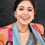 Shweta Tripathi Instagram – Bolo eeeee 🧀✨

📸: @nuclearpasta42
Stylist: @purplerhapsody
MUA: @nisha.karna 
Hair: @foram_gotecha 
Style team: @monica_nim 

Wearing: @be.true.official @hangemthere @refash_ @romanarsinghaniofficial @londonrag_in 

#SunainaSays #EscaypeLive #HotstarSpecials @one_life_studios_official @disneyplushotstar

 #BattataStyleFiles