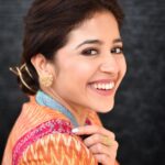 Shweta Tripathi Instagram – Bolo eeeee 🧀✨

📸: @nuclearpasta42
Stylist: @purplerhapsody
MUA: @nisha.karna 
Hair: @foram_gotecha 
Style team: @monica_nim 

Wearing: @be.true.official @hangemthere @refash_ @romanarsinghaniofficial @londonrag_in 

#SunainaSays #EscaypeLive #HotstarSpecials @one_life_studios_official @disneyplushotstar

 #BattataStyleFiles